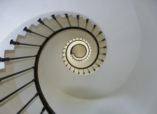 Do jakiej techniki biegu przygotowuje się tory?