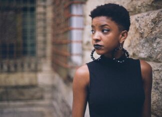 Po której stronie robi się kolczyk w nosie?