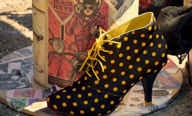 Czy mokasyny pasują do garnituru?