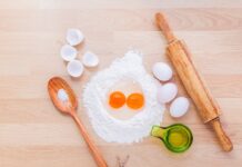 Jaki kolor szpilek do złotej sukienki?